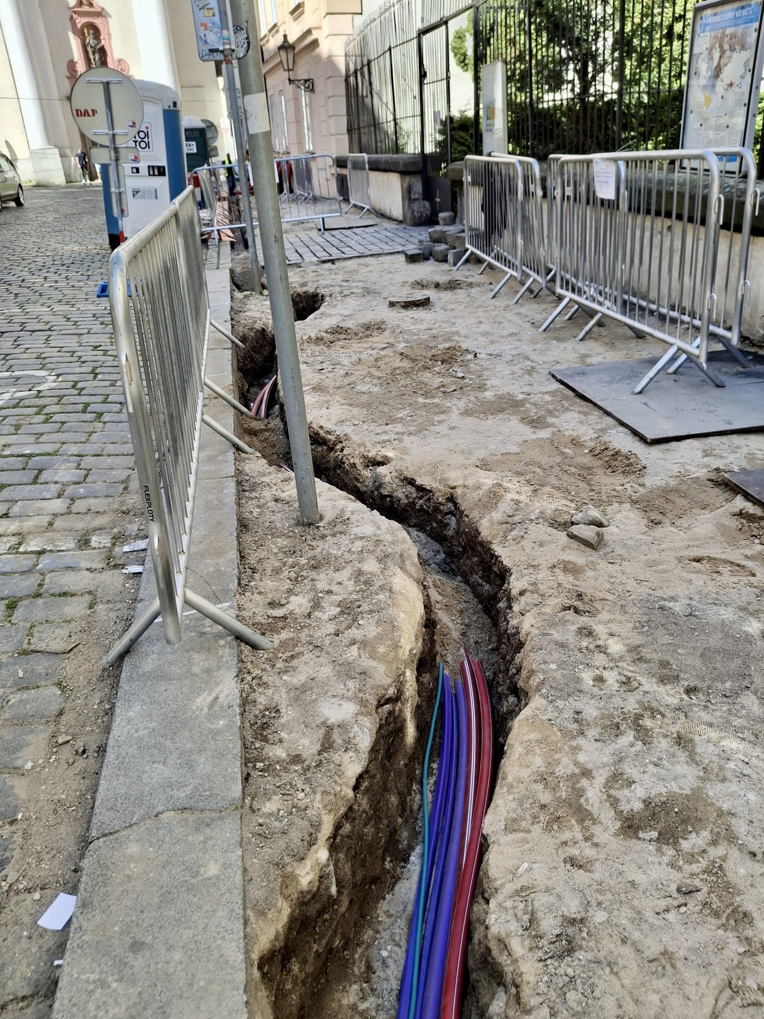 Nově položené kabely na Malé Straně